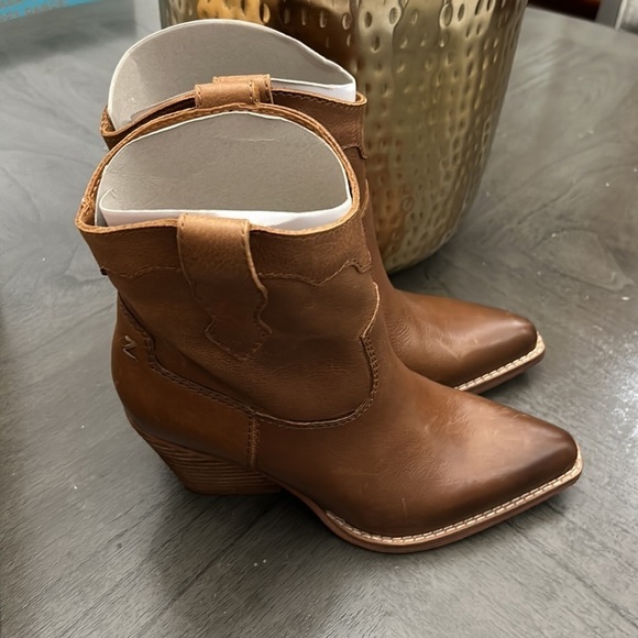 ZODIAC Women's Roslyn Western Booties - Picture 3 of 13